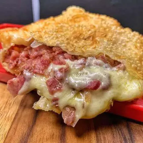 Pastel de calabresa com mussarela