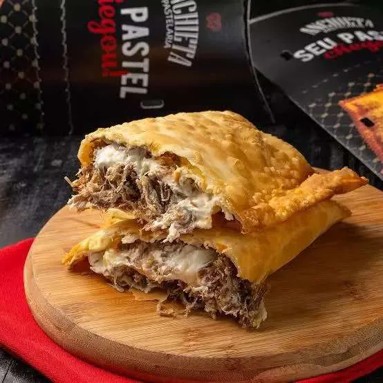 Pastel de carne de sol com requeijão