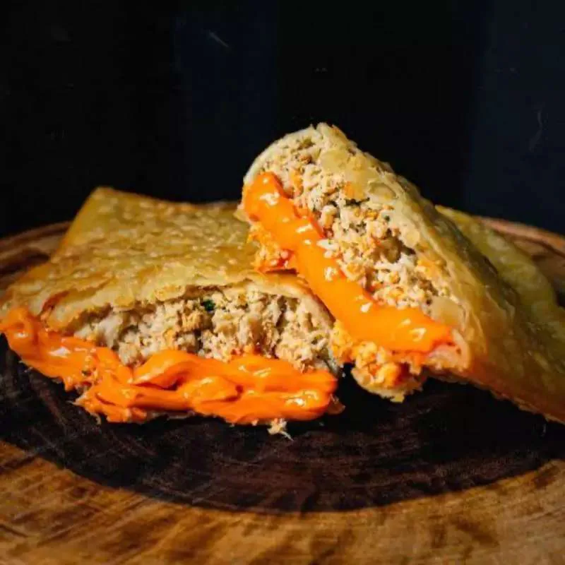 Pastel de frango com cheddar